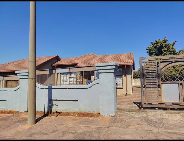 3 BEDROOM HOUSE FOR SALE IN TLHABANE WEST